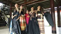 Desainer Lindy Ann dalam acara Awards Ceremony Majelis Adat Budaya Keraton Nusantara di Taman Mini Indonesia Indah (TMII) (Liputan6.com/Ahmad Ibo)