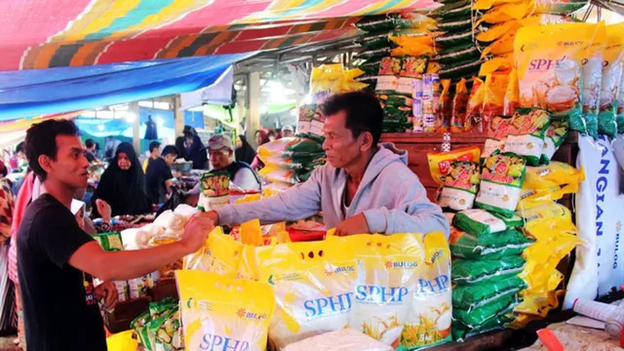 900 Ton Beras SPHP Disebar di Wilayah Sumatera dan Kalimantan