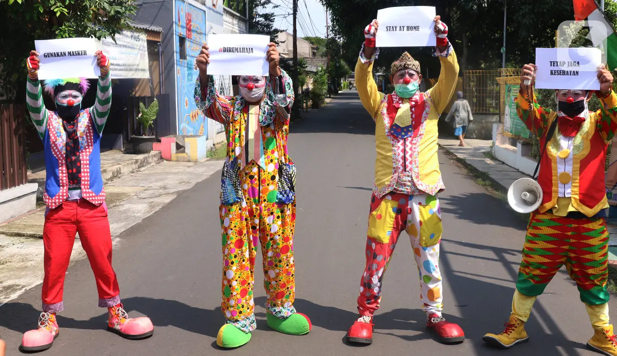 Komunitas badut tangerang raya (Batara) bersama kelurahan Larangan Selatan melakukan sosialisai pembatasan sosial bersekala besar (PSBB) di Tangerang, Kamis (16/4/2020). Mulai tanggal 18 april mendatang Tangerang Raya akan melakukan PSBB hingga 3 mei. (Liputan6.com/Angga Yuniar)