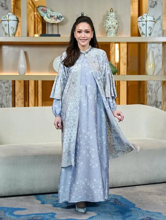 Atau juga bisa pilih gamis dengan detail 2 layer dan ruffle di lengan. Aksen beads yang diaplikasikan pada kerah, membuat penampilan Maia Estianty semakin elegan.  [@geulis.id]