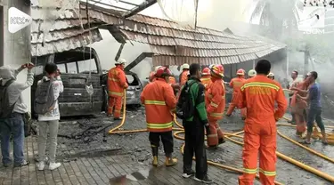 Sebuah rumah mewah di kawasan Cilandak Jakarta Selatan hangus terbakar. Tak hanya rumah 2 kendaraan di dalamnya juga ikut hangus terbakar