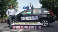 Seorang warga Solo menggelar demo menolak kebijakan Presiden Donald Trump dengan membawa peti mati di Solo, Sabtu (9/12).(Liputan6.com/Fajar Abrori)