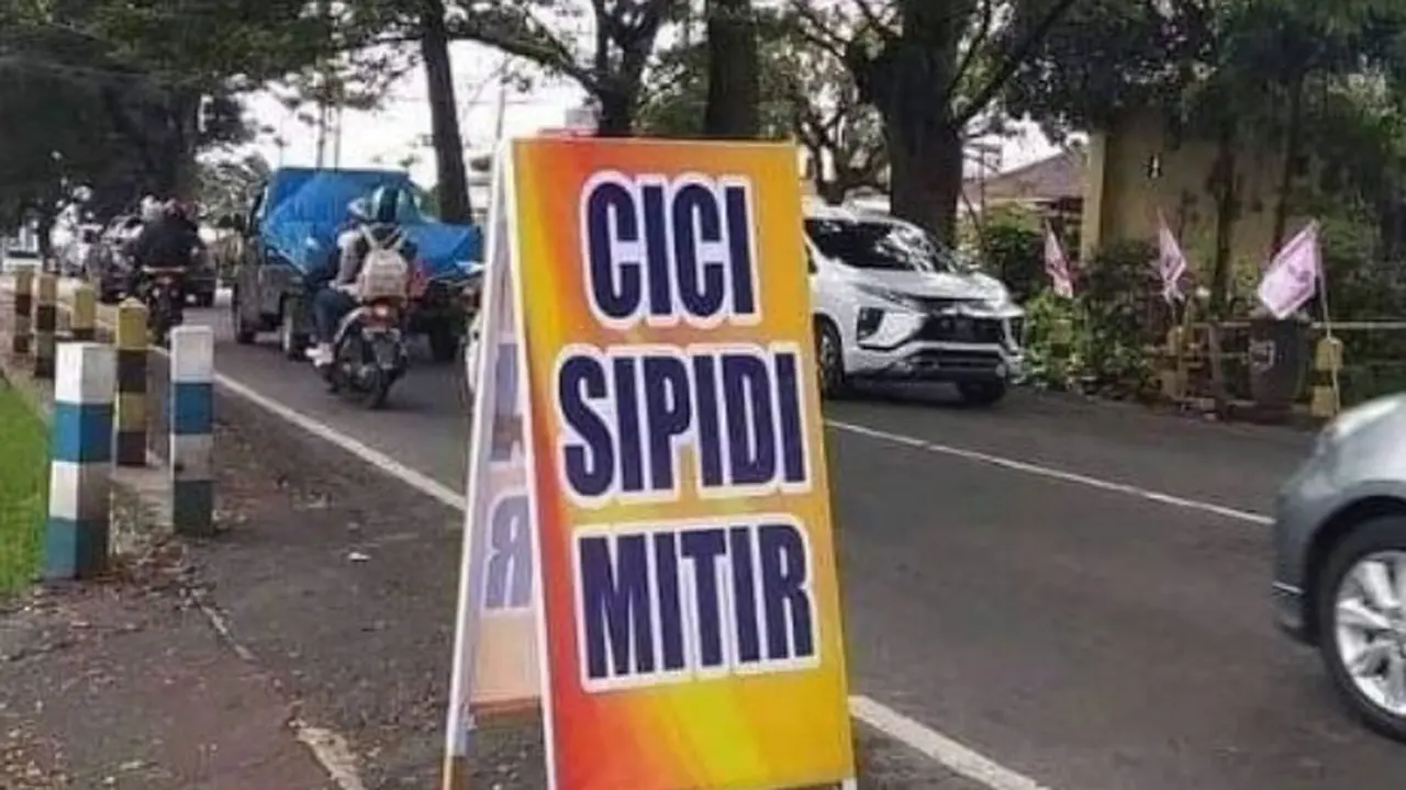 7 Potret Toko dengan Nama Aneh, Bikin Senyum Bacanya