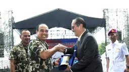 KSAL ‎Laksamana TNI Ade Supandi memberikan penghargaan kepada SCTV di Markas Marinir Cilandak, Jakarta, Sabtu (15/11/2015). Komisaris Utama SCTV Letjen (Purn) Soeyono‎ menerima piagam tersebut (Liputan6.com/Helmi Afandi)