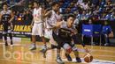 Pebasket Aspac, Andakara Prastawa, berusaha melewati hadangan pebasket Hang Tuah, Kelly Purwanto, pada laga IBL 2017 di Britama Arena, Jakarta, Sabtu (18/2/2017). Aspac menang 72-62. (Bola.com/Vitalis Yogi Trisna)