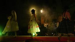 Model wanita Aymara kreasi mengenakan busana desainer lokal pada peragaan busana Chola di La Paz, Bolivia, Kamis (14/10/2021). Peragaan busana ini dirancang untuk mempromosikan gaya Andes dan kecantikan wanita Aymara, yang biasa disebut Cholitas dalam bahasa Bolivia. (AP Photo/Juan Karita)