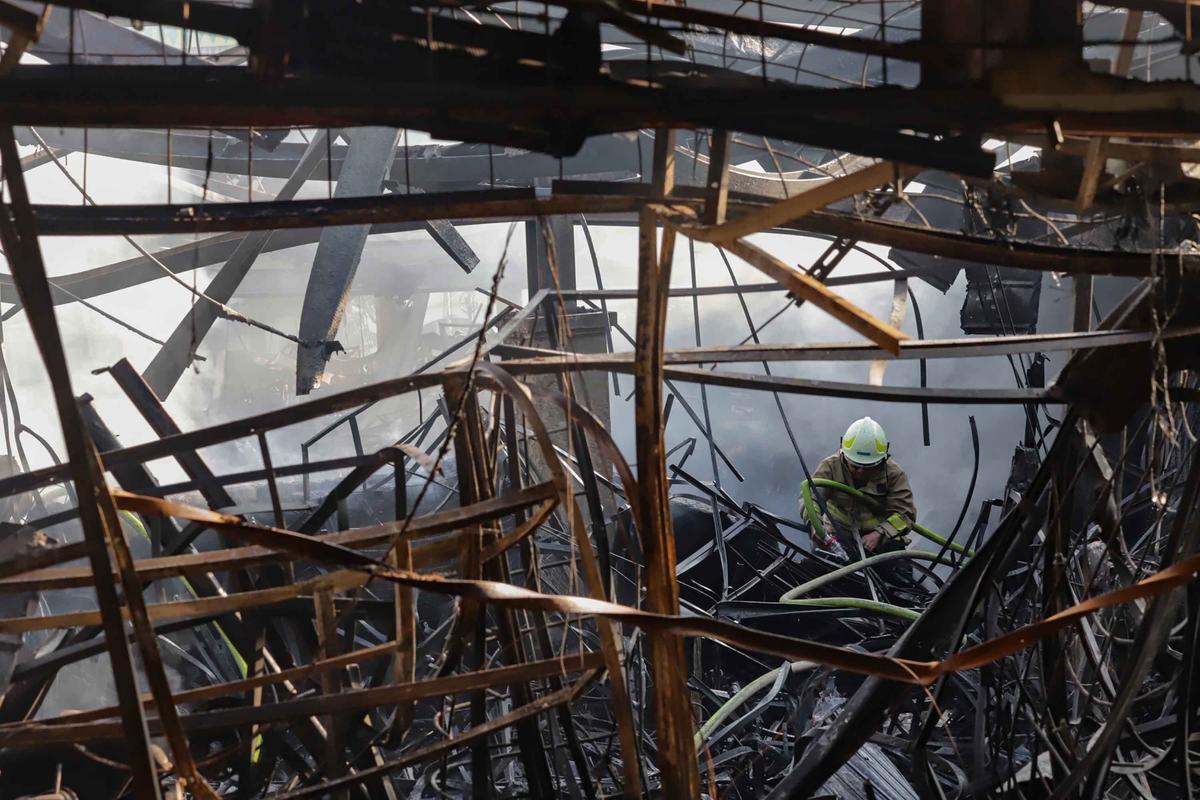 FOTO: Pedagang Taman Puring Mencari Sisa Dagangan Usai Kebakaran Besar