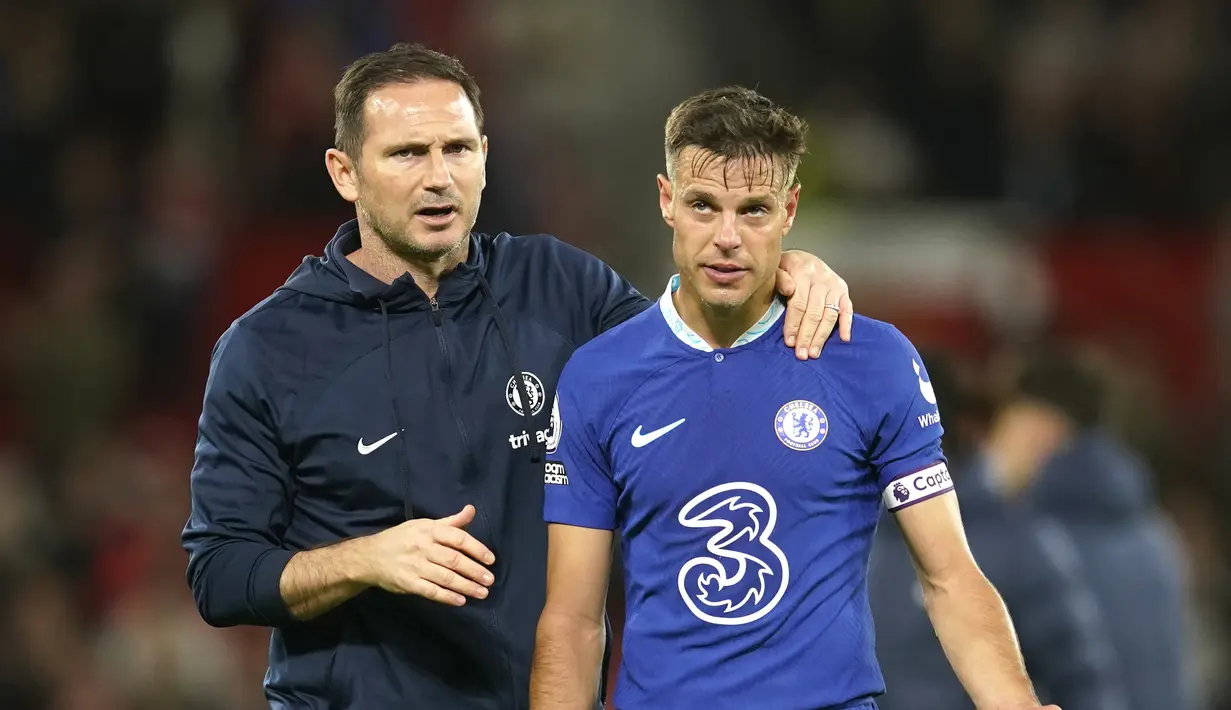 Pelatih Chelsea, Frank Lampard (kiri), berusaha menenangkan Cesar Azpilicueta setelah laga tunda pekan ke-32 Liga Inggris 2022/2023 yang dimenangkan oleh Manchester United, Jumat (26/5/2023). Hasil ini merupakan kekalahan Chelsea yang ke-22 pada semua ajang di musim ini.  (AP Photo/Dave Thompson)