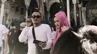 Lain Sule lain pula sang istri, Lina. Meski komedian itu berusaha mempertahankan rumah tangganya, namun Lina tetap teguh pada keinginannya untuk bercerai dengan Sule. (Instagram/ferdinan_sule)