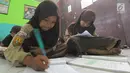 Sejumlah siswa belajar di lantai kelas di Madrasah Ibtidaiyah (MI) Misbahul Athfal, Kampung Cileuleuy, Desa Cibentang, Kecamatan Ciseeng, Bogor, Kamis (8/8/2019). Mirisnya lagi, kegiatan belajar di satu ruangan dengan guru hanya diskat menggunakan triplek. (merdeka.com/Arie Basuki)