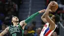 Pebasket Boston Celtics, Shane Larkin, berusaha menghalau pebasket Detroit Pistons, Ish Smith, pada laga NBA di Little Caesars Arena, Senin (11/12/2017). Celtics menang 91-81 atas Pistons. (AP/Duane Burleson)