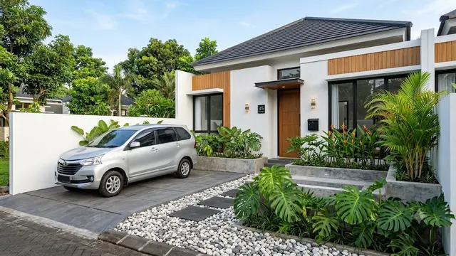 Carport dan Taman Kering