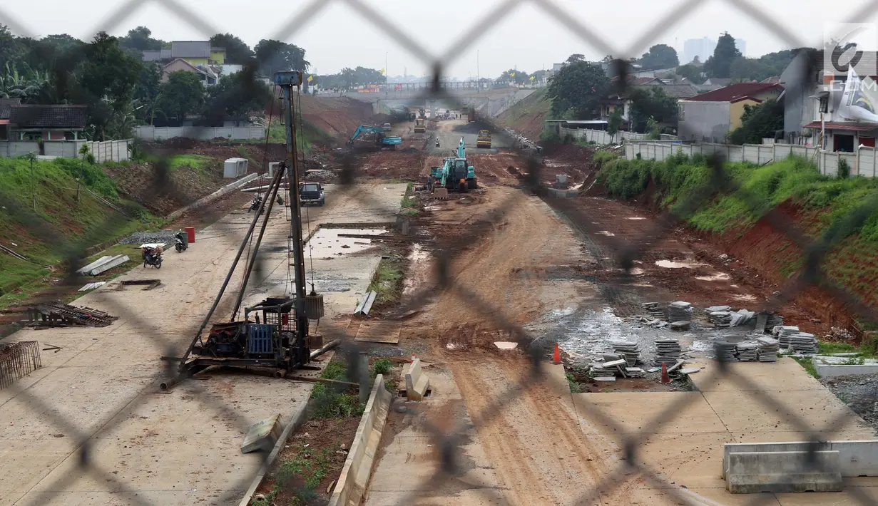 Suasana pengerjaan salah satu ruas jalan tol yang melintasi Kota Depok, Jawa Barat, Selasa (9/4). Jalan tol ini masuk dalam Proyek Tol Cijago Seksi II yang memiliki panjang 5,5 kilometer yang menghubungkan Jalan Raya Bogor hingga Kukusan. (Liputan6.com/Helmi Fithriansyah)