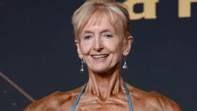 [Bintang] Berusia 75 Tahun, Nenek Ini Sukses Jadi Binaragawati Tertua