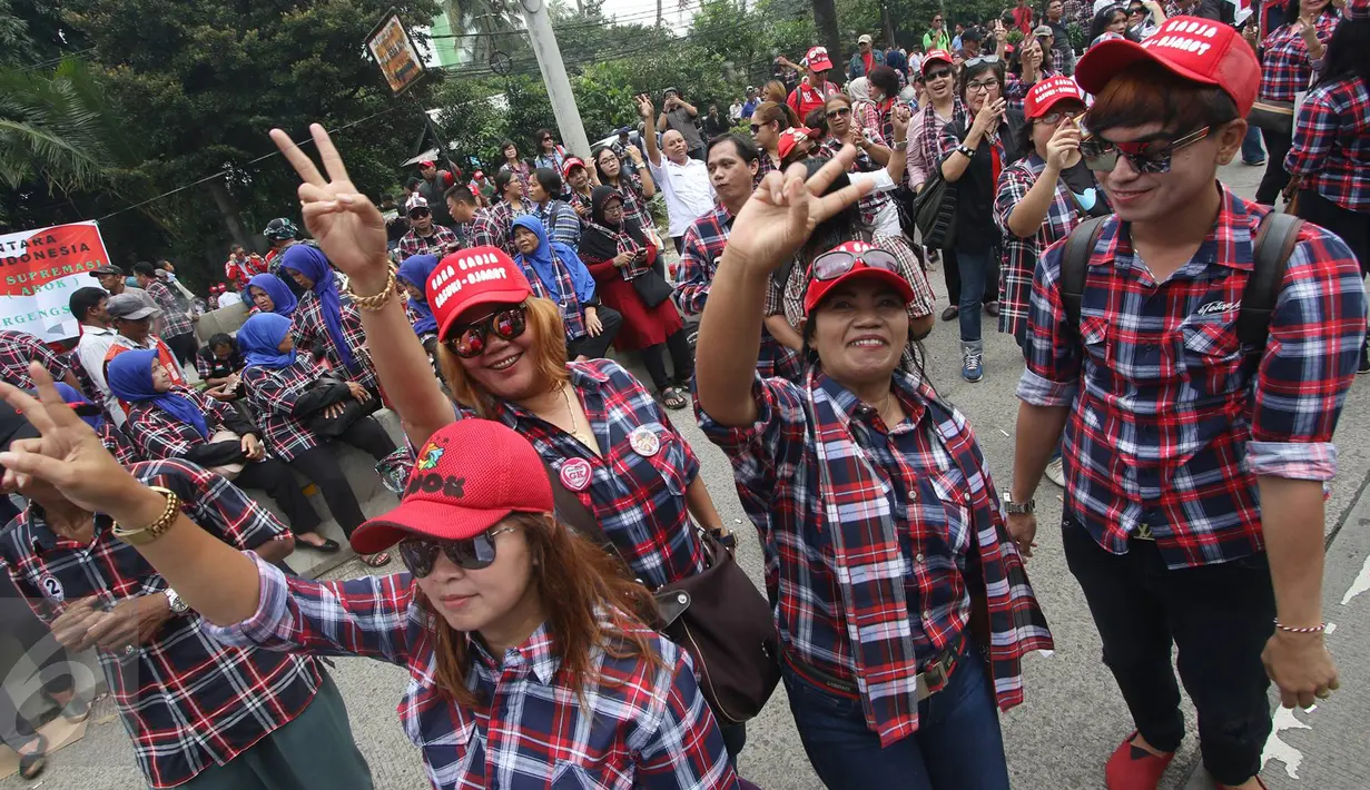 Massa pendukung Gubernur DKI Jakarta Basuki T Purnama berorasi saat sidang kasus dugaan penistaan agama, Jakarta Selatan, Selasa (28/2). Sidang ke-12 menghadirkan sejumlah saksi dan ahli, di antaranya FPI Rizieq Shihab. (Liputan6.com/Immanuel Antonius)