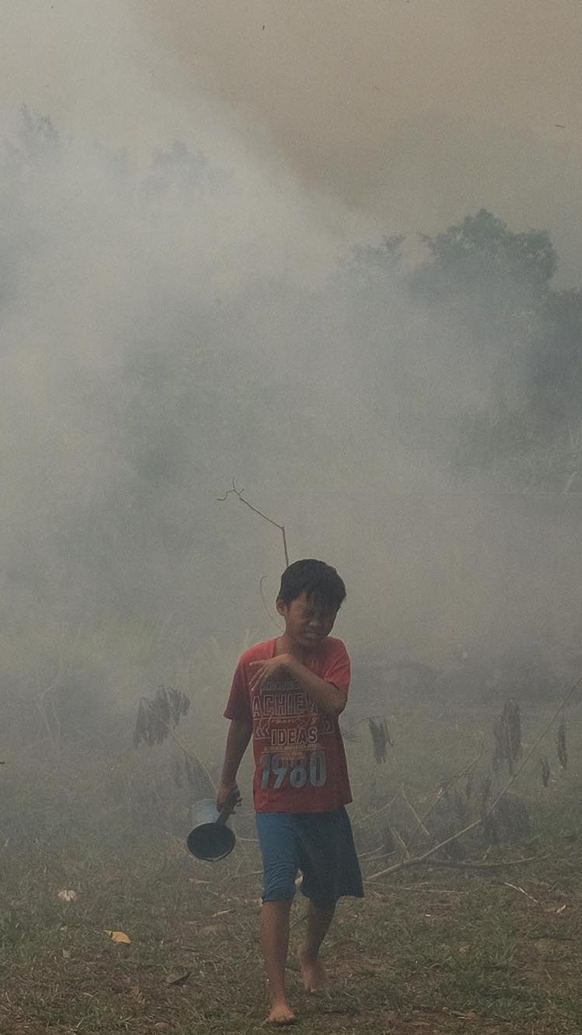 Asap tebal karhutla ini membuat warga keculitan bernapas dan menyebabkan mata perih.
