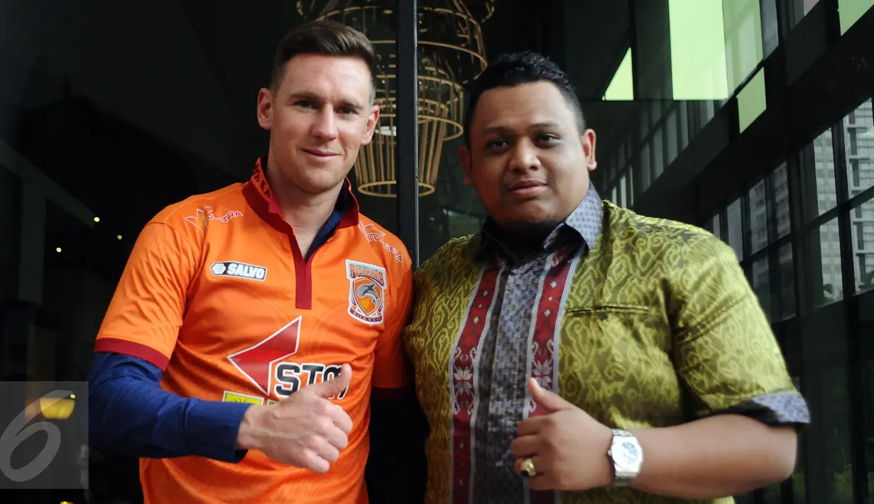 Shane Smeltz (kiri) berfoto bersama Presiden klub PBFC, Nabil Husein Said Amin usai penandatanganan kontrak di Jakarta, Selasa (11/4). Shane Smeltz berstatus marquee player dan dikontrak oleh PBFC selama semusim. (Liputan6.com/Helmi Fithriansyah)