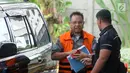 Mantan anggota DPRD Sumatera Utara Tahan Manahan Panggabean (kiri) tiba di Gedung KPK, Jakarta, Senin (19/11). Tahan akan menjalani pemeriksaan oleh penyidik KPK. (Merdeka.com/Dwi Narwoko)