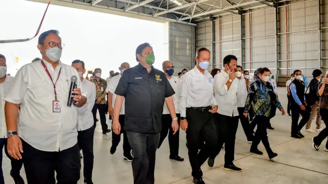 Menteri Koordinator Bidang Perekonomian Airlangga Hartarto dalam rangkaian kunjungan kerjanya ke Batam, Rabu (27/04), berkesempatan untuk meninjau KEK Batam Aero Technic (BAT) dan KEK Nongsa Digital Park (NDP). (Dok Kemenko Perekonomian)