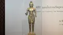 Benda-benda tersebut - patung perunggu tinggi yang disebut Siwa Berdiri atau Anak Emas dan patung yang lebih kecil yang disebut Wanita Berlutut - diperkirakan berusia sekitar 1.000 tahun. (AP Photo/Sakchai Lalit)