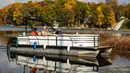 Orang-orang menikmati naik perahu di Danau Lobdell di Genesee County, Michigan, Amerika Serikat, pada 10 Oktober 2020. (Xinhua/Joel Lerner)