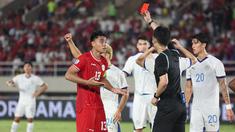 Pemain Timnas Indonesia, Muhammad Ferarri mendapatkan kartu merah dari wasit pada laga&nbsp;Grup B Piala AFF 2024 melawan Filipina yang berlangsung di Stadion Manahan, Solo, Jawa Tengah, Sabtu (21/12/2024). (Bola.com/Abdul Aziz)