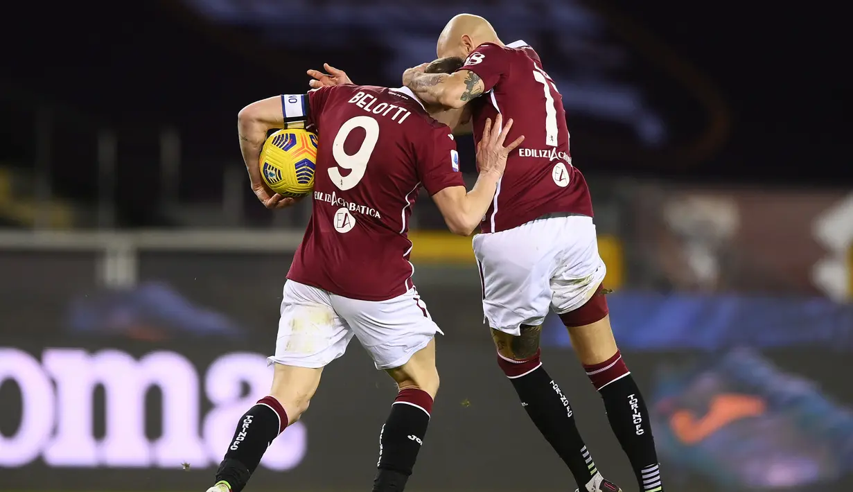 Striker Torino, Andrea Belotti (kiri) melakukan selebrasi usai mencetak gol penyeimbang 1-1 ke gawang Fiorentina dalam laga lanjutan Liga Italia 2020/21 pekan ke-20 di Olympico Grande Stadium, Jumat (29/1/2021). Torino bermain imbang 1-1 dengan Fiorentina. (LaPresse via AP/Fabio Ferrari)