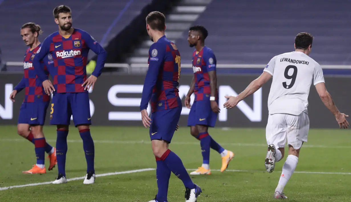Para pemain Barcelona tampak lesu usai dibobol oleh striker Bayern Munchen, Robert Lewandowski, pada laga perempat final Liga Champions di Estadio da Luz, Sabtu (15/8/2020). Barcelona takluk 2-8 dari Bayern Munchen. (Manu Fernandez/POOL/AFP)