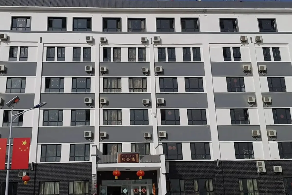 "Pusat pelatihan vokasional Hotan" di Hotan County, Prefektur Hotan, Wilayah Otonomi Xinjiang-Uighur (XUAR) (Rizki Akbar Hasan / Liputan6.com)