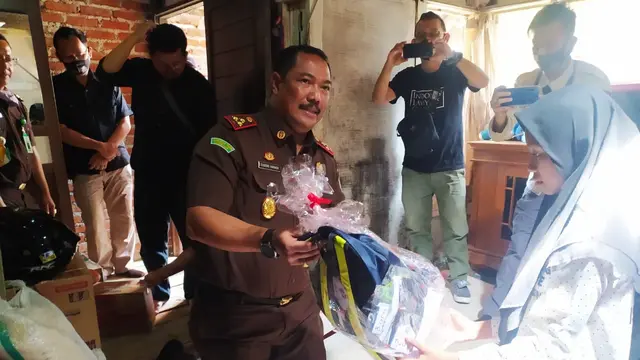Kajari Garut Sugen Hariadi, nampak memberikan bantuan terhadap keluarga Ajang, pelaku pencurian HP, yang diketahui untuk kepentingan proses belajar secara daring alias online.
