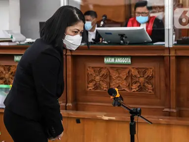 Saksi kasus pembunuhan berencana Brigadir Yosua Hutabarat atau Brigadir J, Putri Chandrawathi bersiap menjalani sidang lanjutan dengan terdakwa Richard Eliezer, Ricky Rizal, dan Kuat Ma'ruf di Pengadilan Negeri Jakarta Selatan, Jakarta, Senin (12/12/2022). Sidang itu beragenda mendengarkan keterangan saksi Putri Chandrawathi yang juga merupakan terdakwa dalam kasus yang sama. (Liputan6.com/Johan Tallo)