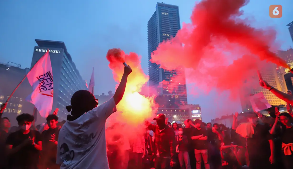 Sejumlah mahasiswa menyalakan suar (flare) saat menggelar demonstrasi memperingati Hari Sumpah Pemuda di kawasan Bundaran HI, Jakarta Pusat, Rabu (28/10/2026). Aksi tersebut berlangsung di tengah unjuk rasa yang menyuarakan sejumlah tuntutan terkait persoalan lingkungan, pendidikan, dan kebebasan berpendapat. (KLY/Budy Santoso)