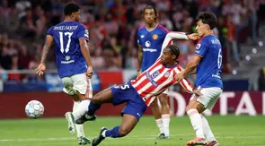 Penyerang Atletico Madrid asal Kanada bernomor punggung 15, Jonathan David, berebut bola dengan bek Manchester United asal Argentina bernomor punggung 06, Lisandro Martinez, dalam pertandingan Liga Champions UEFA (fase liga, pekan ke-2) antara Club Atletico de Madrid dan Manchester United di Stadion Metropolitano, Madrid, pada 14 Oktober 2026. (Oscar DEL POZO/AFP)