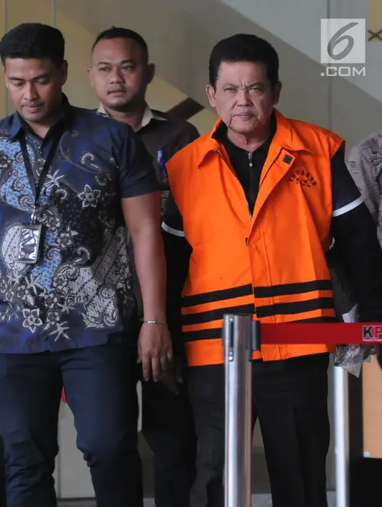 Wali Kota Pasuruan Setiyono usai menjalani pemeriksaan di Gedung KPK, Jakarta, Jumat (5/10). Tiga tersangka selain Setiyono adalah Plh Kadis PU Kota Pasuruan, staf Kelurahan Purutrejo, dan pihak swasta sebagai pemberi suap. (Merdeka.com/Dwi Narwoko)