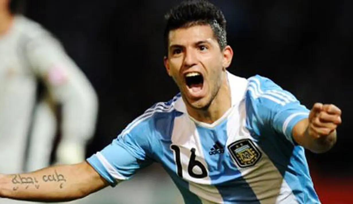 Striker Timnas Argentina Sergio Aguero menyumbang dua gol saat melibas Kosta Rika 3-0 pada laga Grup A Copa America di Cordoba, 11 Juli 2011. AFP PHOTO/RODRIGO BUENDIA