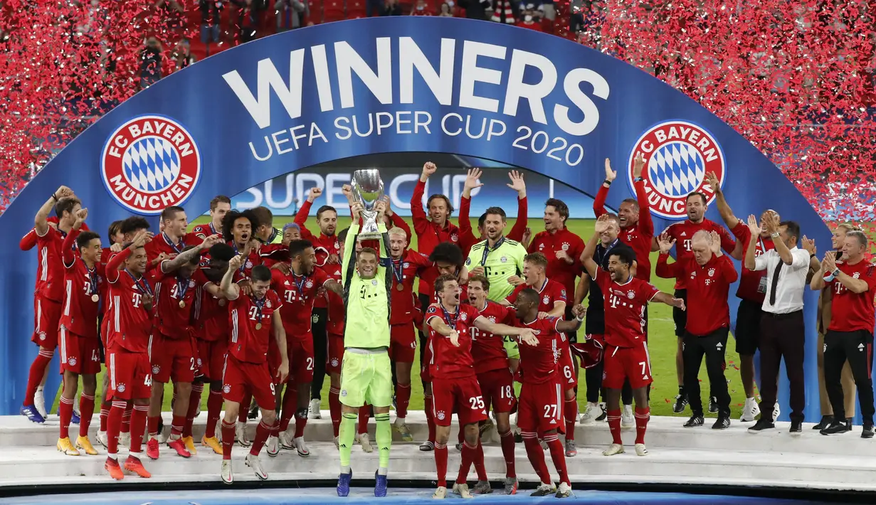 Pemain Bayern Munchen mengangkat trofi gelar juara Piala Super Eropa 2020 usai mengalahkan Sevilla di Puskas Arena, Budapest, Jumat (25/9/2020) dini hari WIB. Bayern Munchen menang 2-1 atas Sevilla. (AFP/Bernadett Szabo/pool)
