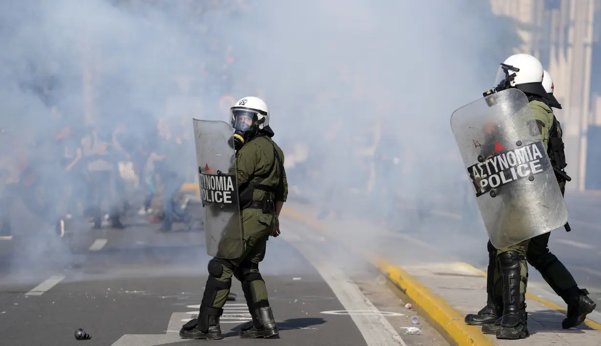 Polisi anti huru hara beroperasi selama bentrokan di luar Parlemen Yunani di Athena, Yunani, Rabu (9/11/2022). Ribuan pengunjuk rasa berbaris melalui jalan-jalan Athena dan kota Thessaloniki di Yunani utara saat pekerja publik dan beberapa sektor swasta meninggalkan pekerjaan untuk pemogokan umum 24 jam terhadap kenaikan harga. (AP Photo/Petros Giannakouris)
