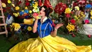 Lebih detail, Tasya Farasya menghadirkan makeup Snow White yang tak kalah luar biasa. Riasan wajah yang bold dengan detail cantik pada eye makeup dan lipstik merah merona, bukankah ini juga sangat merepresentasikan Snow White? Foto: Instagram.