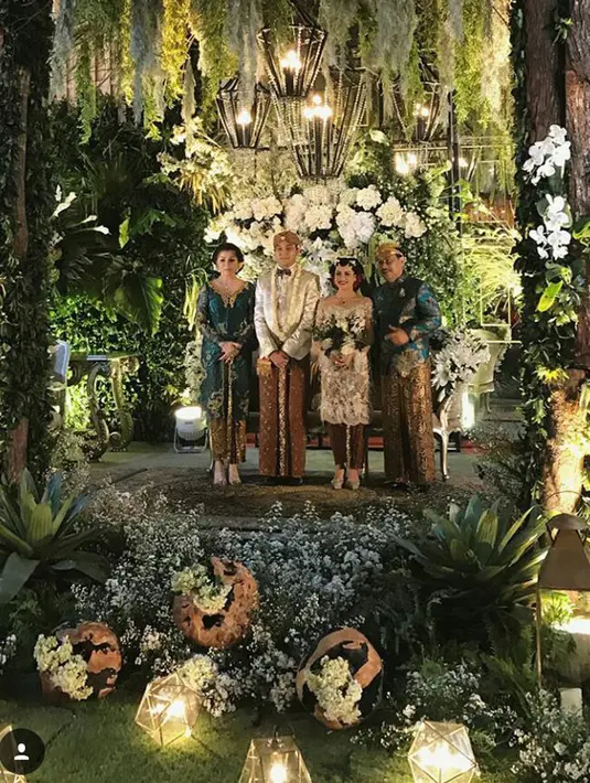 Usai kata sah terdengar, pertanda Mytha dan Barry telah resmi menjadi sepasang suami dan istri. Keduanya pun nampak tersenyum bahagia dan siap menjalani bahtera rumah tangga ke depannya. (Instagram/kkkeshia)
