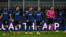 Para pemain Inter Milan memprotes wasit Slavko Vincic usai laga lanjutan Liga Champions 2020/21 Grup B melawan Shakhtar Donetsk di San Siro Stadium, Rabu (9/12/2020). Inter Milan bermain imbang 0-0 dengan Shakhtar Donetsk. (AFP/Marco Bertorello)