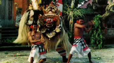 Kesenian juga mempunyai fungsi lain, seperti menentukan norma untuk perilaku yang teratur serta meneruskan adat dan nilai-nilai kebudayaan hingga kadang berbau mistis.