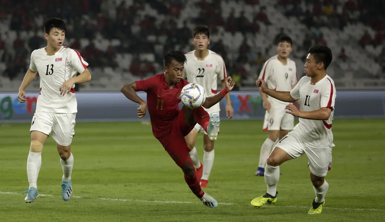 Striker Timnas Indonesia U-19, Mochammad Supriadi, berebut bola dengan pemain Timnas Korea Utara pada laga Kualifikasi AFC U-19 2020 di Stadion GBK, Jakarta, Minggu (10/11). Indonesia U-19 berhasil menahan imbang 1-1 DPR Korea. (Bola.com/Yoppy Renato)