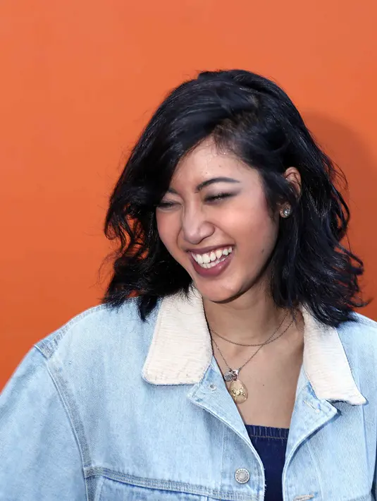 Tidak hanya bertanya mengenai pasangan, bahkan sang ibu sempat mengira putrinya berbelok arah mencintai perempuan alias lesbian. (Nurwahyunan/Bintang.com)