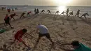 Orang-orang berolahraga di pantai sembari menunggu waktu berbuka puasa selama bulan suci Ramadan, meskipun lockdown karena pandemi COVID-19, di ibu kota Tripoli, Libya pada Jumat (8/5/2020). (Photo by Mahmud TURKIA / AFP)