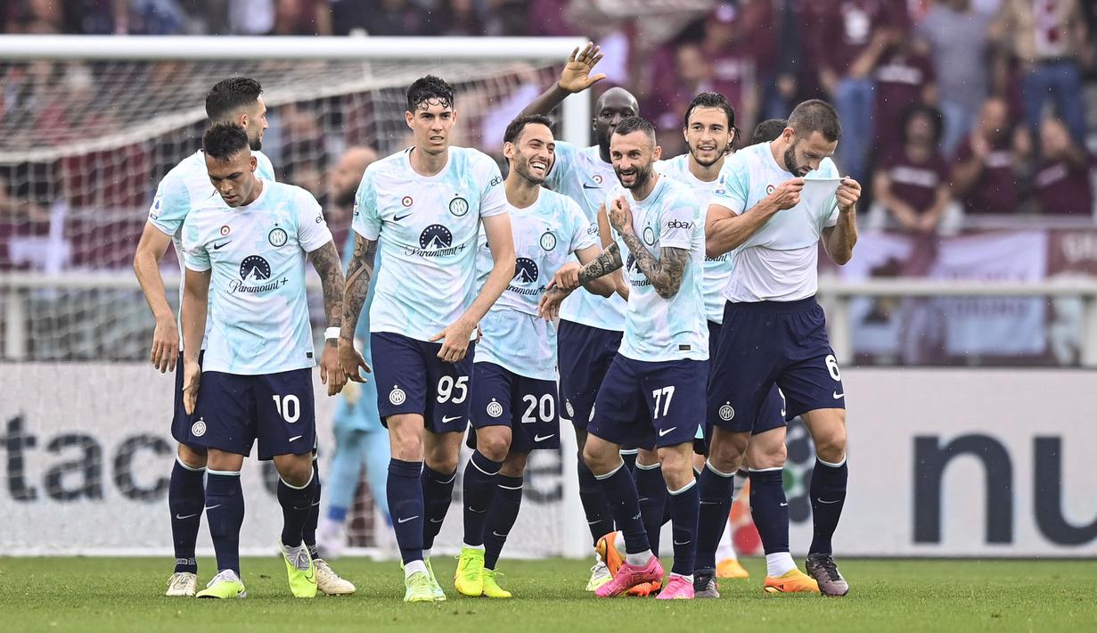Para pemain Inter Milan merayakan gol yang dicetak oleh Marcelo Brozovic ke gawang Torino pada laga Liga Italia di Stadion Olympic, Turin, Sabtu (3/6/2023). (Fabio Ferrari/LaPresse via AP)