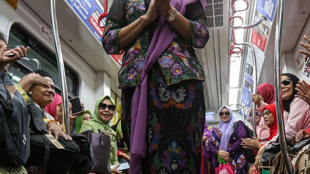 Salah satu penampilan seorang ibu dengan pakaian kebaya di dalam gerbong LRT. (Liputan6.com/Angga Yuniar)