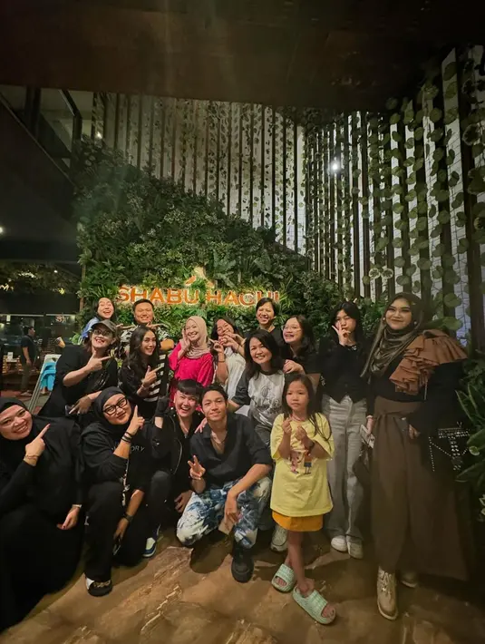 Tak hanya dirayakan bareng anak-anaknya, Okie juga dikelilingi keluarga dan sahabat di momen ultahnya. "Alhamdulillah ulang tahun kali ini bisa kumpul bareng anak2, keluarga dan sahabat yang selalu sayang dan ada buat aku," tulis Okie dalam keterangan unggahan. (Liputan6.com/IG/@okieagustina_)