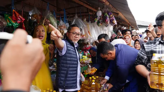 Menteri Perdagangan Zulkifli Hasan meninjau pasar Kalianda di Lampung Selatan, Lampung, Rabu (28/6/2023). (Dok Kemendag)