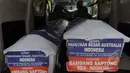 Petugas Kantor Pos mengirimkan dua peti mati ke kantor Kedutaan Besar Australia untuk Indonesia di Rasuna Said, Jakarta, Senin (9/3/2015).  Tampak, dua peti mati kiriman Bambang Saptono saat masih berada di dalam mobil. (Liputan6.com/Andrian M Tunay)