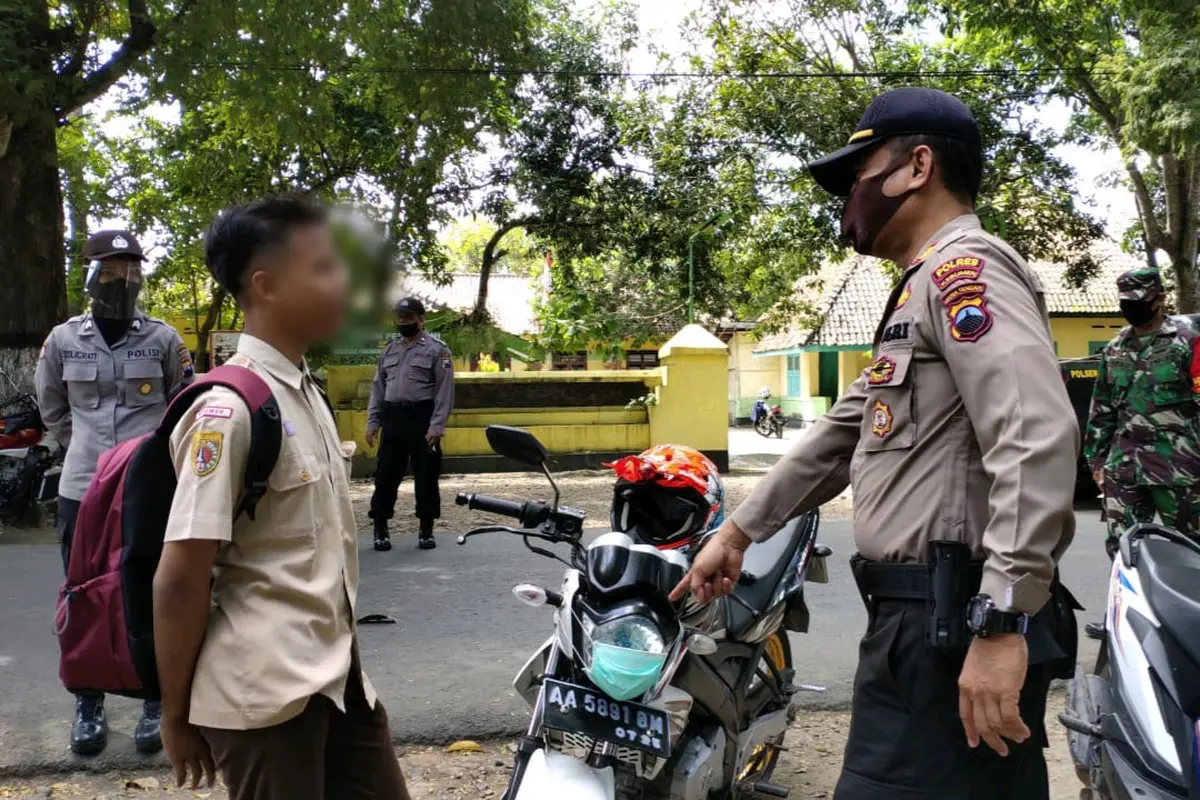Pelajar di Kebumen yang pasang masker di lampu motor terjaring razia yustisi masker dan protokol kesehatan. (Foto: Liputan6.com/Polres Kebumen)